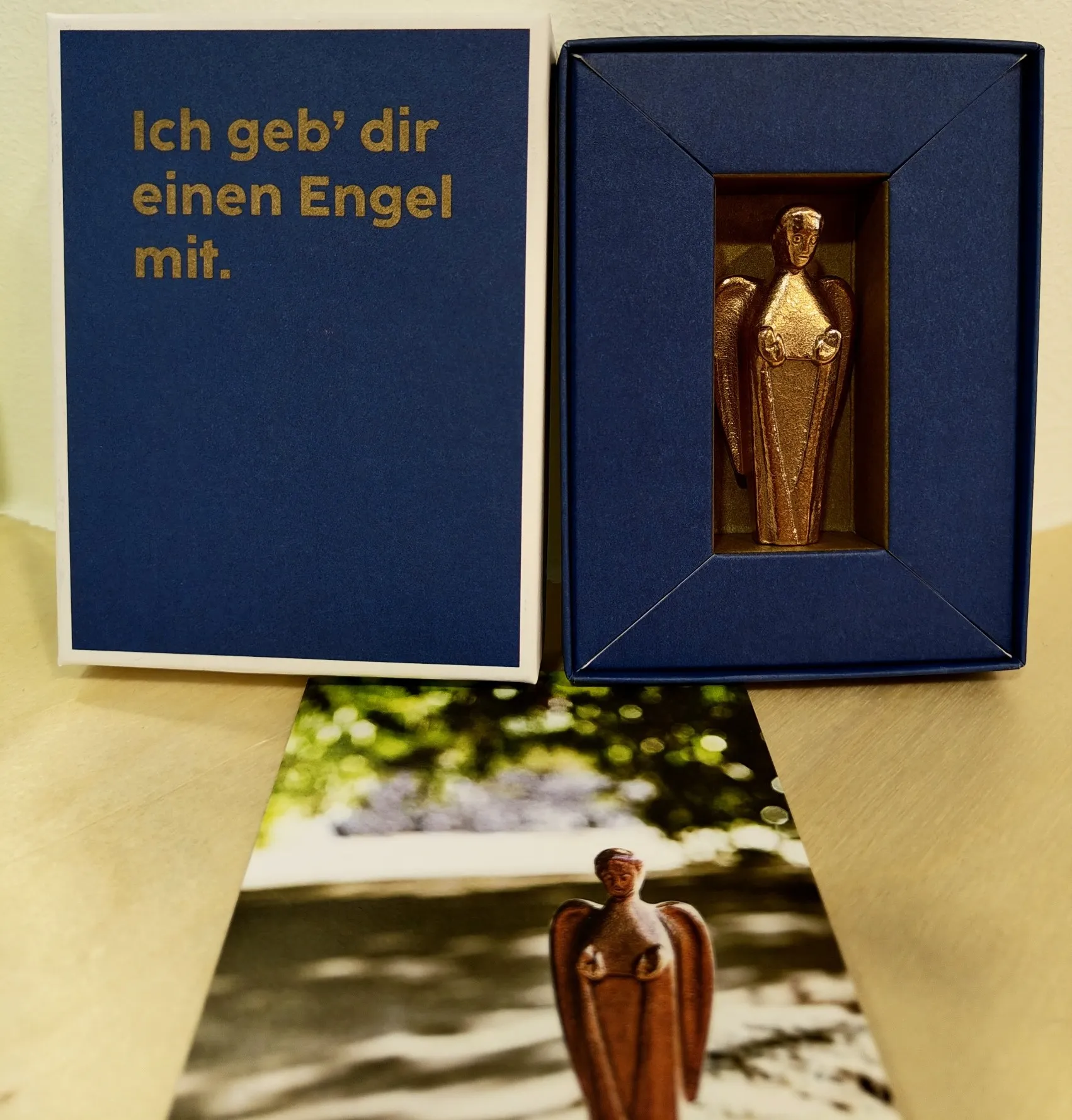 Bronzeengel im Karton