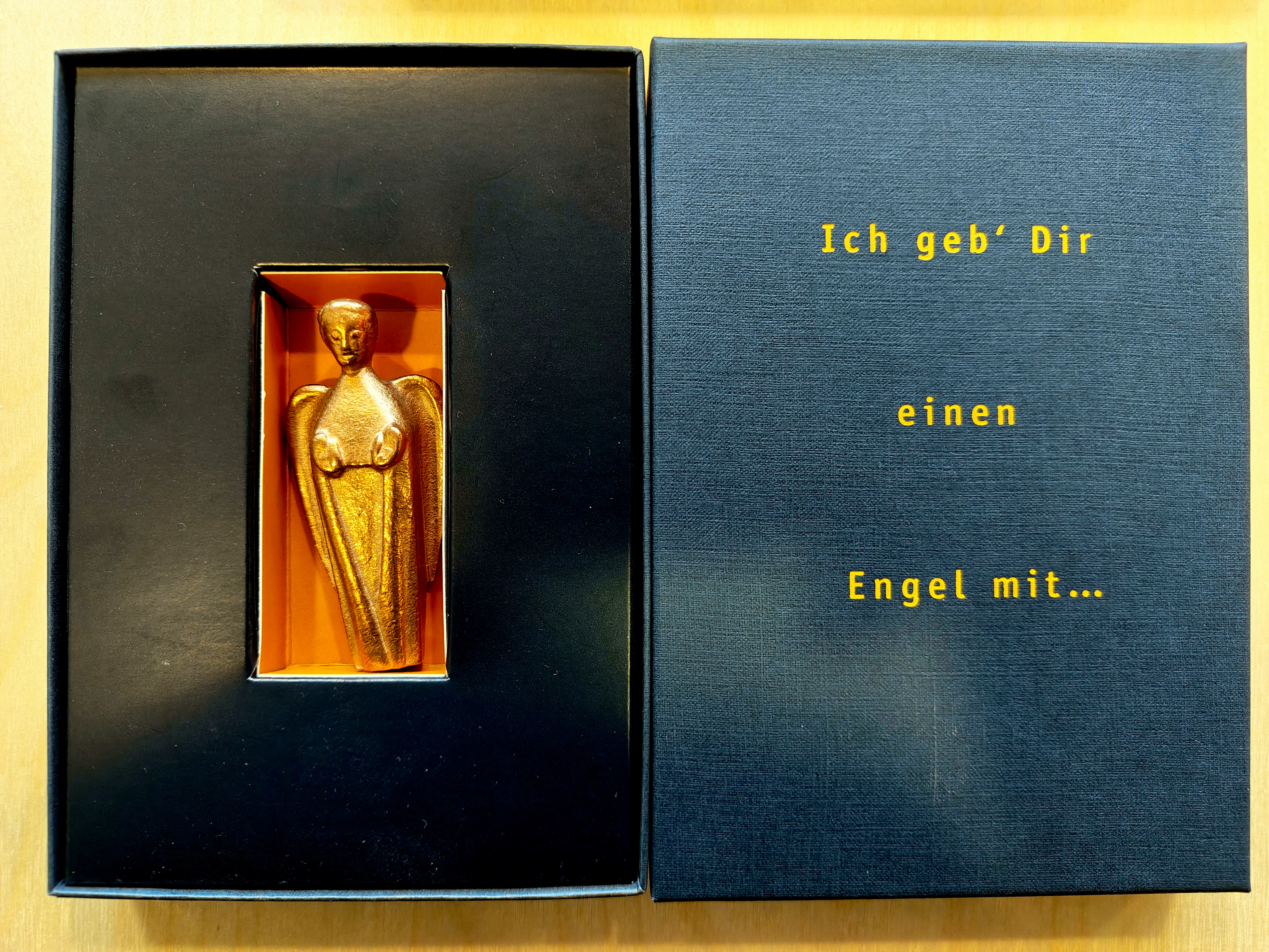 Bronzeengel im Karton